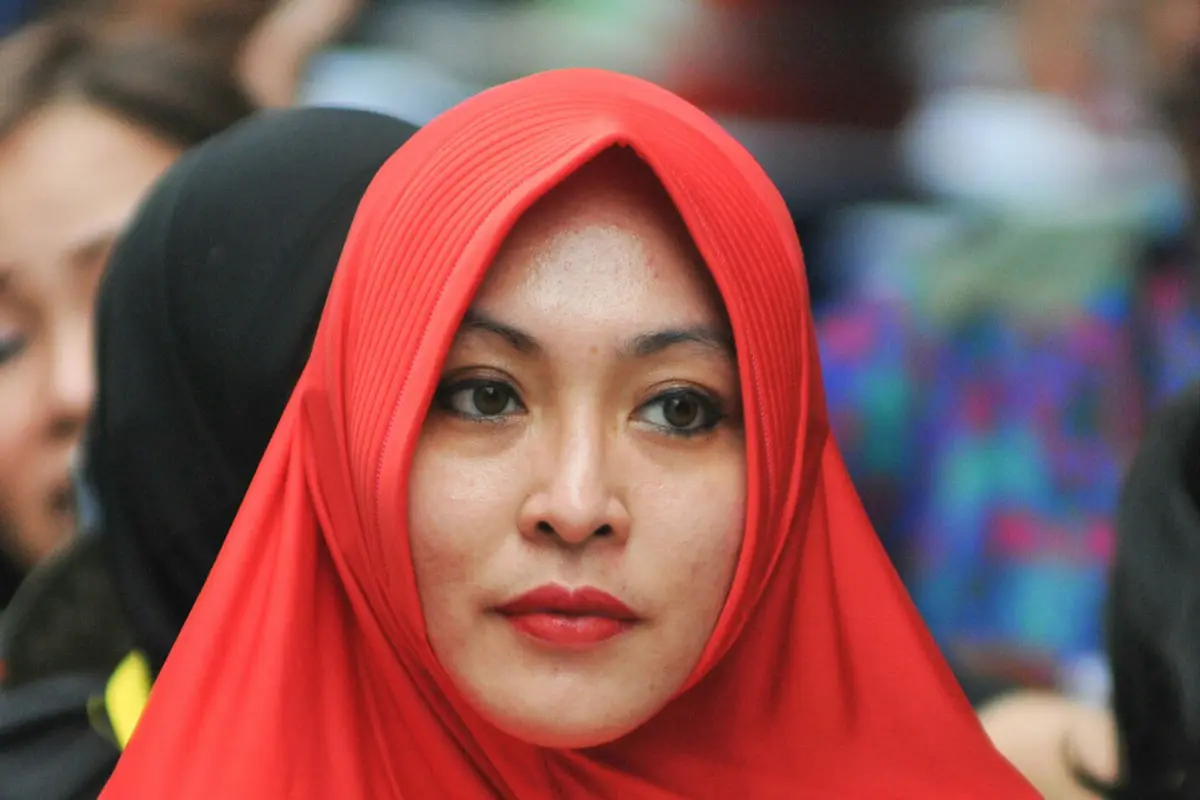 20160527-Gaya Kompak Angelina Sondakh dan Dewi Yasin Limpo Berhijab Merah Menyala-Jakarta