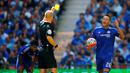 Pemain Chelsea, John Terry, mendapat kartu kuning dari wasit Anthony Taylor dalam Community Shield 2015 melawan Arsenal di Stadion Wembley, Inggris. Minggu (2/8/2015) malam WIB. (Reuters/Darren Staples)