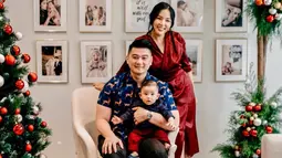 Pria kelahiran 31 tahun silam ini telah menikahi Tiffany Soetanto pada 1 Maret 2017. Dua tahun setelahnya, mereka dikaruniai buah hati bernama Arthur Miles Poernomo pada 5 Juli 2019. Kehadirannya pun melengkapi kehangatan keluarga kecil Chef Arnold. (Liputan6.com/IG/@tiffanysoetanto)