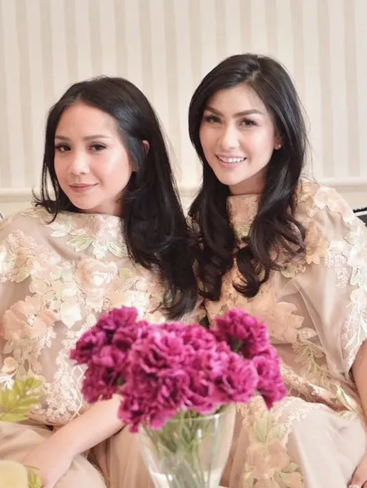 Lihat betapa cantiknya Nagita dan Nisya saat berpose bersama. Mereka terlihat mengenakan busana dengan model yang sama. (Foto: instagram.com/raffinagita1717)