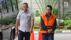 Wali Kota nonaktif Pasuruan Setiyono (kanan) tiba di Gedung KPK, Jakarta, Kamis (17/1). Setiyono diperiksa sebagai tersangka untuk melengkapi berkas terkait dugaan suap sejumlah proyek di Kota Pasuruan. (Merdeka.com/Dwi Narwoko)