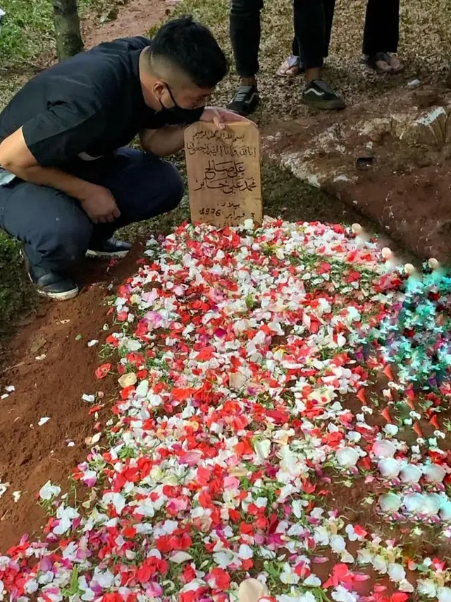 8 Potret Prosesi Pemakaman Syekh Ali Jaber, Diiringi Gema Tahlil