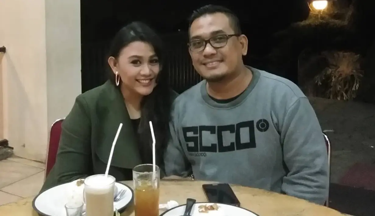 Setelah 14 tahun lahir sebagai pemenang di AFI 2, Tia ternyata sudah menjadi seorang istri. Ia telah resmi dinikahi Adi Ardhiyanto Nugroho di tahun 2011 lalu. (Instagram/tia_afi2)