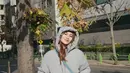 Dalam foto ini, ia mengusung konsep layering yang stylish namun tetap fungsional untuk menghadapi cuaca dingin. [@aaliyah.massaid].