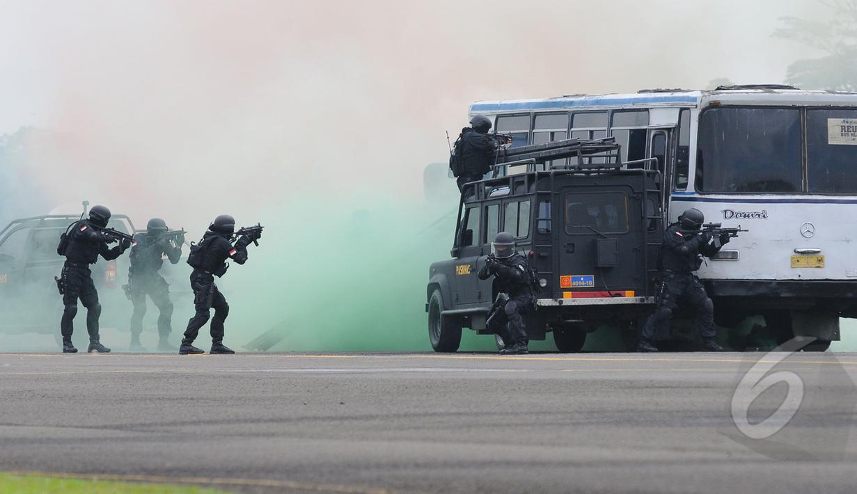 Prajurit  Kopaskhas TNI AU beraksi saat simulasi pembebasan sandera di peringatan HUT ke-69 TNI AU di Pangkalan Udara Halim Perdanakusuma, Jakarta, Kamis (9/4/2015). Acara tersebut menampilkan demo darat dan atraksi udara. (Liputan6.com/Herman Zakharia)