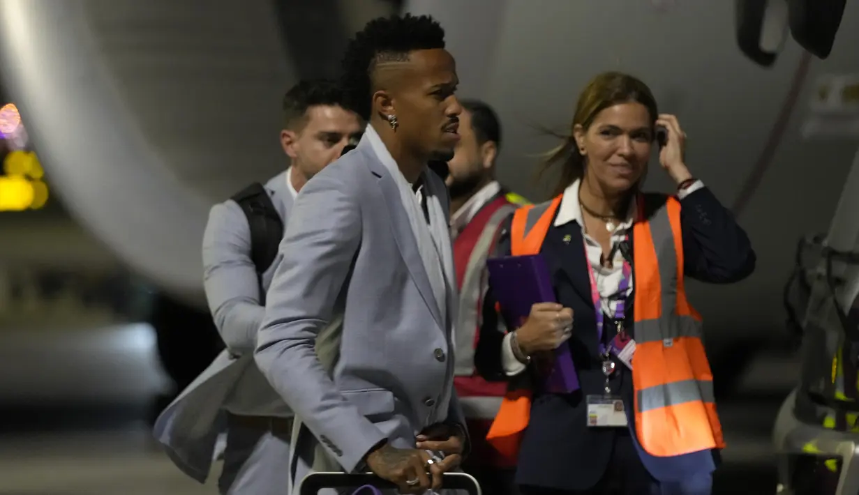 Bek timnas Brasil Eder Militao tiba bersama rekan setimnya menjelang Piala Dunia mendatang di bandara Internasional Hamad di Doha, Qatar, Minggu (20/11/2022). Brasil yang telah mendapatkan label favorit juara turnamen di Qatar, akan berusaha untuk memenangkan trofi untuk keenam kalinya. (AP Photo/Hassan Ammar)