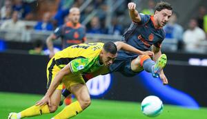 Pemain Sassuolo, Jay Idzes, berusaha menghadang tendangan pemain Inter Milan, Carlos Augusto, pada matchday keempat Serie A 2025/2026 di Stadion Giuseppe Meazza, Senin (22/9/2025). (AP Photo/Antonio Calanni)
