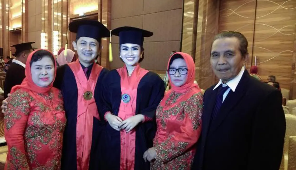 Adik penyanyi dangdut Nini Carlina berhasil lulus dengan predikat cumlaude. Ia meraih IPK 3,60. Sedangkan sang suami meraih IPK 3,46. (Instagram)