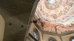 Seorang teknisi memeriksa kubah katedral Basilica di Santa Maria del Fiore di Italia (11/1). Kubah katedral Florence ini memiliki ketinggian lebih dari 140 kaki. (Claudio Giovannini/Opera del Duomo press office via AP)