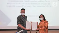 Direktur Utama Garuda Indonesia, Irfan Setiaputra (kiri) bersama Ketua Umum HIPMI, Mardani H Maming menunjukkan Nota Kesepahaman Corporate Sales, usai ditandatangani di Garuda City Center, Tangerang, Banten, Kamis (28/01/2021). (Liputan6.com/HO/Wedi)