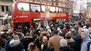 Orang-orang berdesakan memasuki bus kota setelah para pekerja kereta api bawah tanah melakukan aksi mogok di London, Senin (9/1). Akibat pemogokan itu, jutaan warga harus menggunakan bus yang penuh sesak atau kereta api biasa. (John Stillwell/PA via AP)