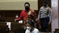 Mantan penyidik KPK, Stepanus Robin Pattuju (tengah) sesaat sebelum menjadi saksi dalam sidang lanjutan dugaan suap penanganan perkara korupsi di Lampung Tengah dengan terdakwa Azis Syamsuddin di Pengadilan Tipikor Jakarta, Kamis (23/12/2021). (Liputan6.com/Helmi Fithriansyah)