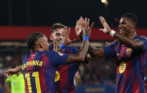 Pemain Barcelona, Raphinha (kiri), merayakan gol yang dicetaknya ke gawang Valencia pada pekan 4 Liga Spanyol 2025/2026, Senin (15/9/2025) dini hari WIB. (Lluis GENE / AFP)