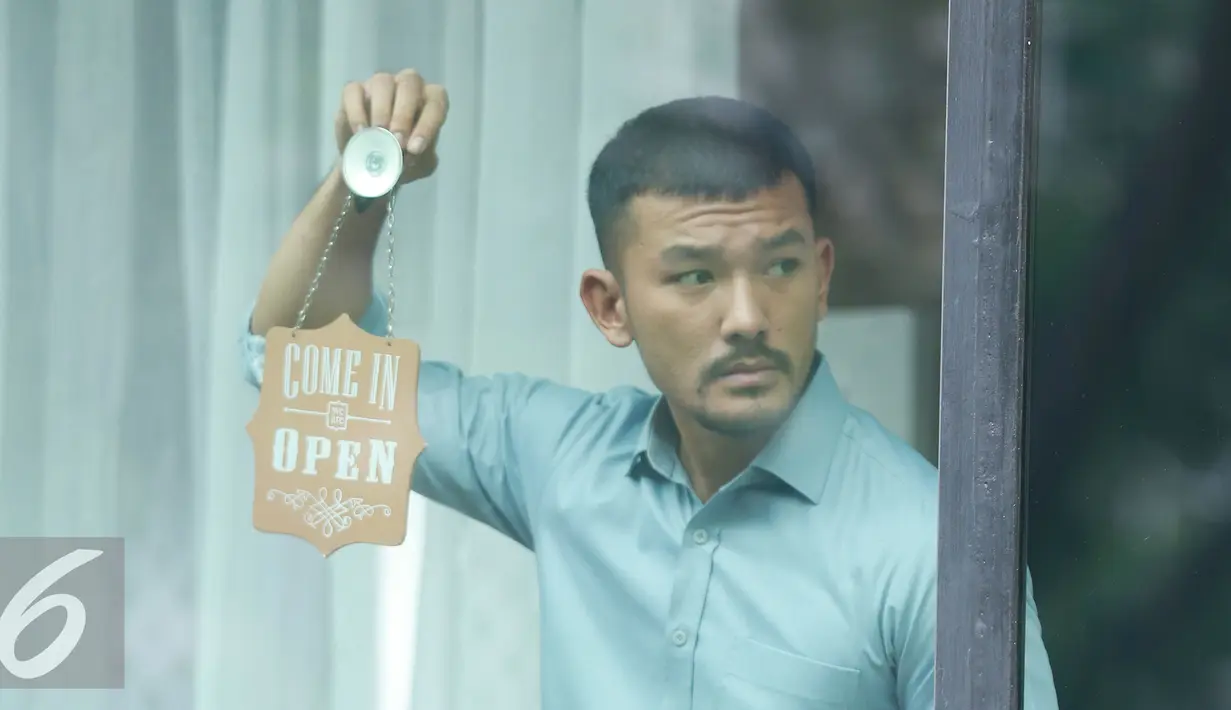 Rio Dewanto menjadi model dalam pembuatan video klip singel terbaru Gisella Anastasia di kawasan Cengkareng, Jakarta, Selasa (18/10). Single bertajuk "Cara Melupakanmu", menggunakan konsep mannequin. (Liputan6.com/Herman Zakharia)
