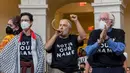 Sejak 16 Oktober 2023, kelompok Yahudi sayap kiri AS ini telah berkumpul di luar Gedung Putih untuk mendesak pemerintahan Joe Biden agar menekan Israel untuk membatalkan rencana invasi militer ke Gaza dan sebaliknya segera mengumumkan gencatan senjata. (AP Photo/Amanda Andrade-Rhoades)