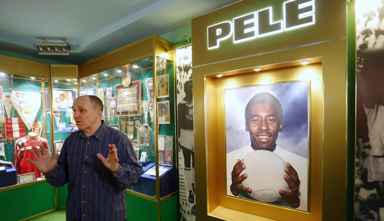 Pendiri Museum Pele,  Nikolai Khudobin saat menceritakan tentang Museum Pele di Lugansk, Ukraina Timur (17/3/2016). Museum ini masih kokoh berdiri selama 2 tahun meski berada di zona perang Ukraina. (AFP Photo/Aleksey Filippov)