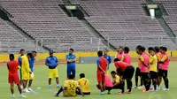 Foto 2: Pelatih Arema Cronus, Suharno (bertopi) memberikan instruksi jelang latihan di Stadion GBK Jakarta, (3/5/2014). (Liputan6.com/Helmi Fithriansyah)