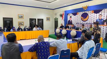 Kantor DPD Nasdem Kota Tangerang Selatan didatangi belasan tokoh lintas suku dan agama Kabupaten Tanggamus, Lampung, pada Sabtu 25 Juni 2022 malam. (Liputan6.com/Pramita Tristiawati)