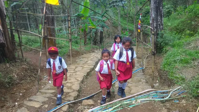 Anak-anak SD Dusun Pesawahan harus menempuh perjalanan 2,5 kilometer menembus hutan pinus untuk menuju SD terdekat. (Foto: Liputan6.com/Muhamad Ridlo)