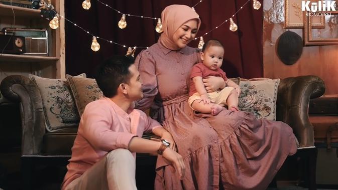 Pemotretan keluarga Rezky Adhitya dan Citra Kirana (Sumber: YouTube/RIOMOTRET)