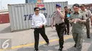 Kepala Badan POM Roy Sparringa dan Polisi Perairan Baharkam Polri menggelar sidak di Pelabuhan Tanjung Priok, Jakarta, Senin (6/7/2015). BPOM RI menyita 8 kontainer produk pertanian dan kosmetik ilegal dengan nilai Rp 13,5 M. (Liputan6.com/Faizal Fanani)