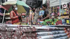 Pembeli melihat berbagai jenis kembang api yang dijual di Pasar Asemka, Jakarta, Selasa (28/12/2021). Sejumlah pedagang petasan dan kembang api mulai ramai di Pasar Asemka meskipun Pemprov DKI dan Polda Metro Jaya melarang penjualan serta perayaan malam Tahun Baru. (merdeka.com/Iqbal S Nugroho)