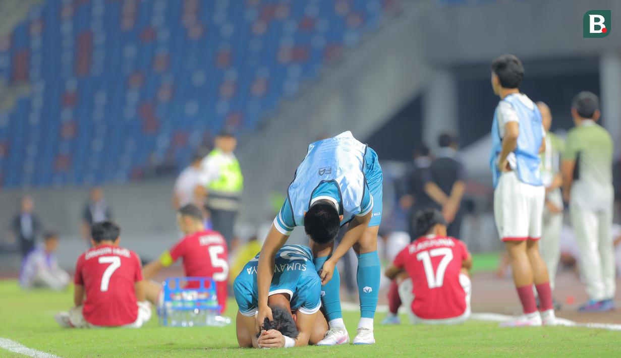 Para pemain Timnas Indonesia mencoba saling menguatkan setelah selesai bertanding melawan Myanmar U-22 di Stadion 700th Anniversary, Chiang Mai, Jumat (12/12/2025) malam WIB.