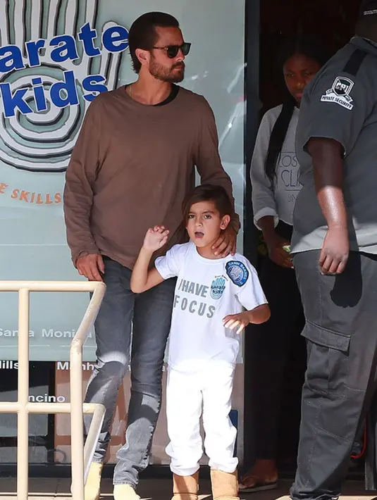 "Scott ingin anak-anak berada di US bersama dengan dia dan Sofia," ujar sumber. (FameFlyNet/HollywoodLife)