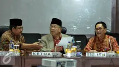 Ki-ka: Wakil Ketua BK DPD RI Lalu Suhaimi Ismy, Ketua Badan Kehormatan DPD RI A.M. Fatwa dan H.A. Hudarni Rani sebelum mengelar rapat pleno ke 2 di Gedung DPD RI, Jakarta, Senin (19/9). (Liputan6.com/Johan Tallo)
