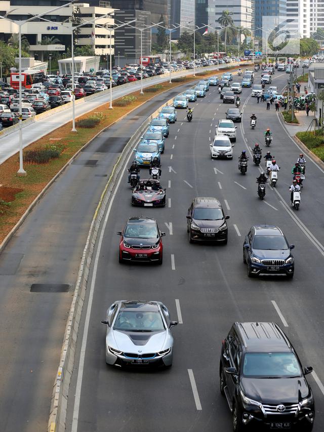<span>Mobil BMW i8 Roadster, i8 Coupe dan BMW i3s mengawal konvoi mobil listrik jelang jadwal pelaksanaan balap mobil listrik atau Formula E 2020 di kawasan Sudirman, Jakarta, Jumat (20/9/2019). Jadwal pelaksanaan Formula E 2020 akan segera diumumkan. (Liputan6.com/Fery Pradolo)</span>