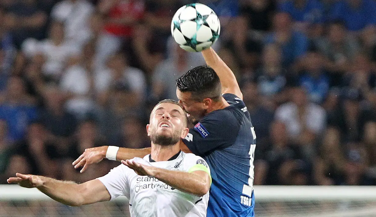 Duel pemain Hoffenheim, Sandro Wagner (kanan) dan pemain Liverpool, Jordan Henderson  pada kualifikasi Liga Champions di Rhein-Neckar-Arena, Sinsheim, (15/8/2017). Liverpool menang 2-1.(AFP/Daniel Roland)