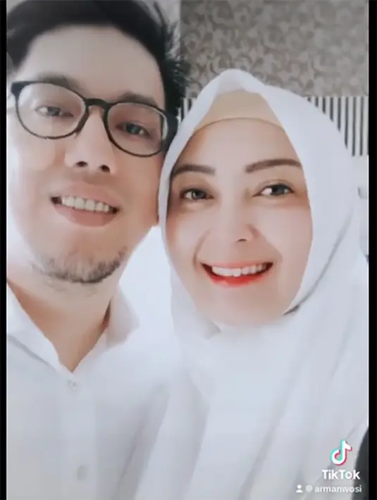 Tidak hanya ucapan doa dan selamat, netizen  juga menyoroti wajah suami baru Della Puspita. Warganet menyoroti wajah Armanwosi yang disebut mirip penyanyi Semi Simorangkir. "Sekilas mirip semi Simorangkir 😂 ap dia adik yg lama hilng," kata akun @chouwpuehun. [Instagram/armanwosi]