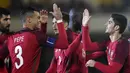 Para pemain Portugal merayakan gol yang dicetak oleh Goncalo Guedes ke gawang Arab Saudi pada laga persahabatan di Stadion Municipal do Fontelo, Sabtu (11/11/2017). Portugal menang 3-0 atas Arab Saudi. (AFP/Francisco Leong)