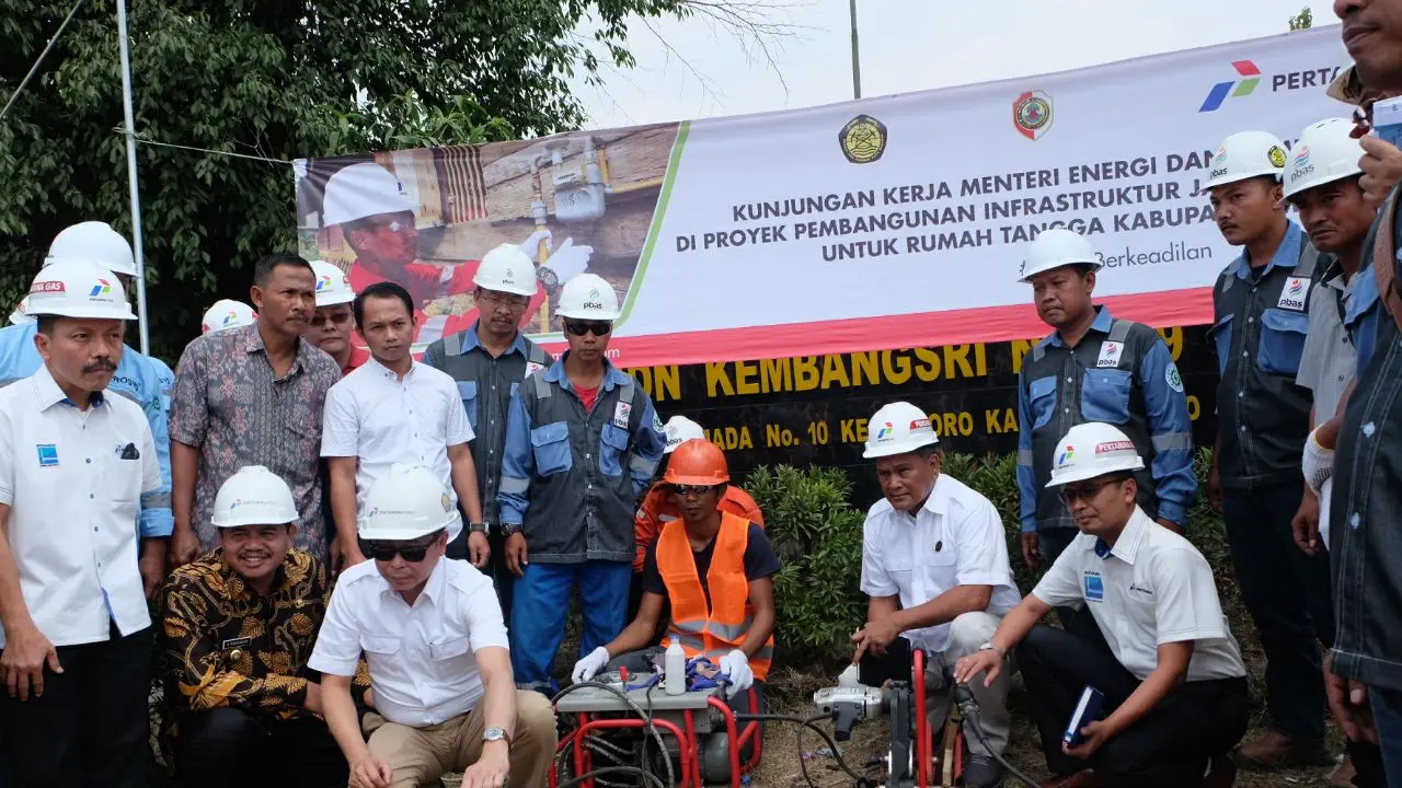 Menteri Energi dan Sumber Daya Mineral (ESDM) Ignasius Jonan meninjau pembangunan jaringan gas kota (jargas) oleh PT Pertamina di Kabupaten Mojokerto, Jawa Timur pada Minggu (11/8/2017).(Dok Pertamina)