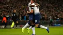 Harry Kane merayakan gol kedua Tottenham Hotspur bersama Sergio Aurier pada laga lanjutan Premier League yang berlangsung di stadion Wembley, London, Minggu (25/11). Tottenham menang atas 3-1. (AFP/Ian Kington)