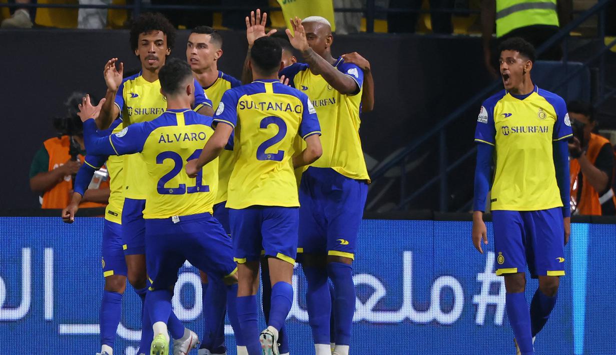Selebrasi para pemain Al Nassr setelah mencetak gol ke gawang Abha pada laga Saudi Pro League 2022/2023 di Mrsool Park Stadium, Riyadh (18/3/2023). Setelah mendatangkan Cristiano Ronaldo sebagai pembuka keran masuknya pemain-pemain top Eropa ke Liga Arab Saudi, Al Nassr seakan menjadi penampung pemain-pemain asal Manchester United. Setelah mendapatkan Alex Telles jelang musim 2023/2024 berjalan, David De Gea bisa menjadi target berikutnya. (AFP/Fayez Nureldine)