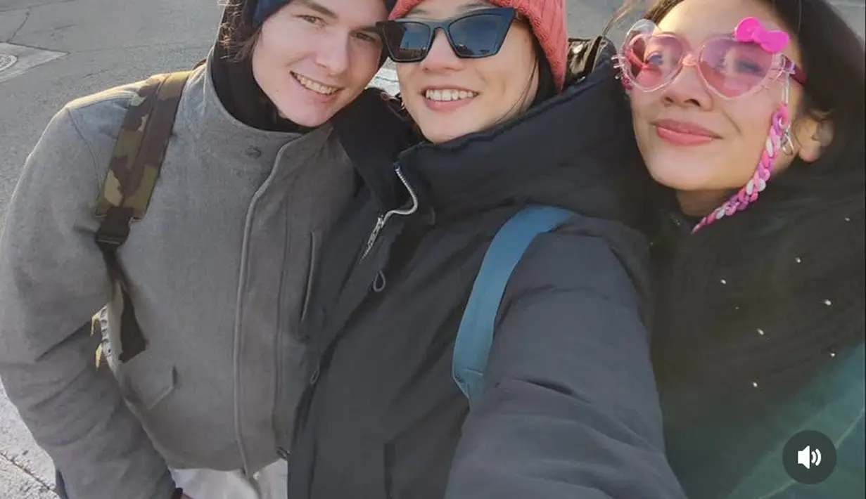 Leony dan kekasihnya liburan ke Jepang, ia pun mengajak Dea Ananda. Tampak kedua anggota Trio Kwek-Kwek ini mengenakan coat hitam. [@leonyvh]