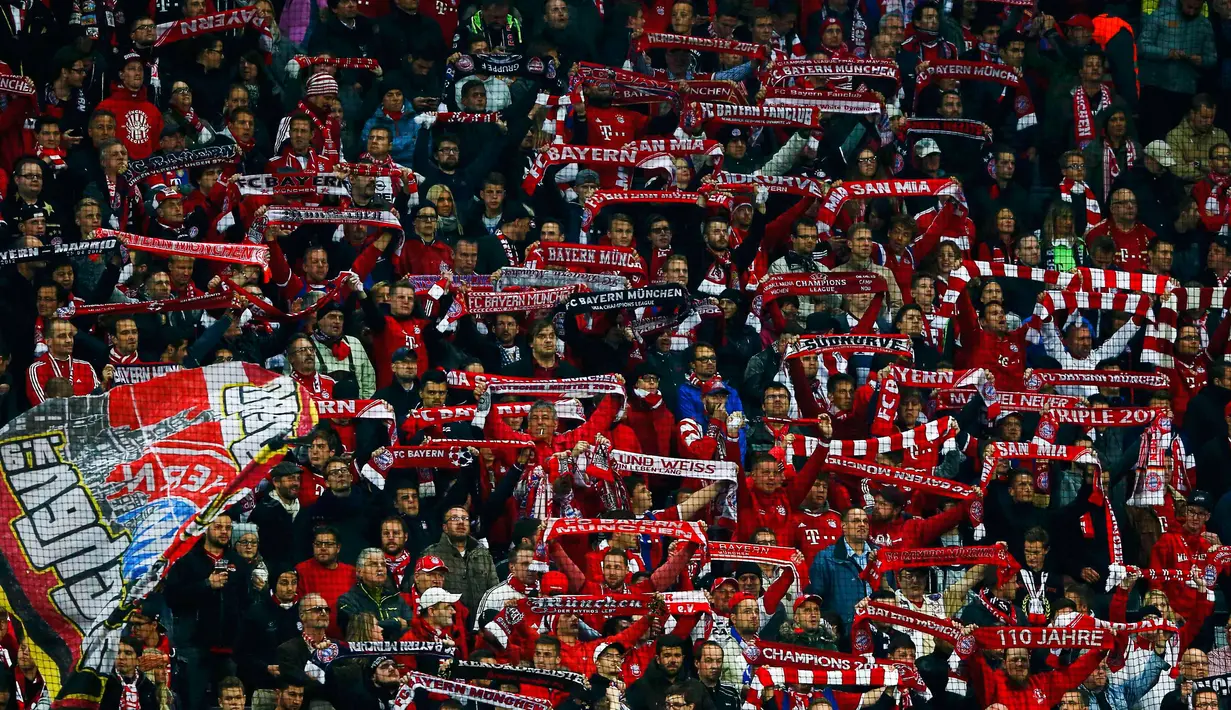 Euforia suporter menyaksikan laga Muenchen melawan Dinamo Zagreb pada laga Liga Champions di Allianz Arena, Jerman (30/9/2015). Muenchen menang telak atas Dinamo Zegreb dengan skor 5-0. (REUTERS/Michael Dalder)