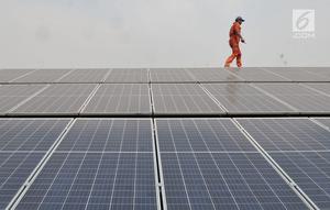 Teknisi melakukan perawatan panel PLTS di Pusat Dakwah Muhammadiyah, Jakarta, Selasa (6/8/2019). PT PLN menargetkan pengembangan lebih dari 1.000 megawatt PLTS atap yang terdiri dari inisiasi swasta dan PLN sendiri sesuai RUPTL dengan potensi tiga gigawatt untuk PLTS. (merdeka.com/Iqbal S. Nugroho)