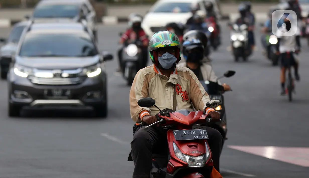 Pengendara melintasi area Lawang Salapan atau Tepas Salapan Mlawang Dasakreta, Kota Bogor, Jawa Barat, Sabtu (29/8/2020). Wali Kota Bogor Bima Arya Sugiarto mengatakan akan menerapkan jam malam, menyusul ditetapkannya kota hujan ini sebagai zona merah COVID-19. (Liputan6.com/Helmi Fithriansyah)