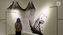 Pengunjung melihat karya yang dipajang dalam pameran bersama bertajuk 'Mutual Unknown' di Galeri Nasional, Jakarta, Sabtu (3/6). Pameran yang menyajikan konsep 'studio terbuka' ini berlangsung hingga 17 Juni 2017. (Liputan6.com/Immanuel Antonius)