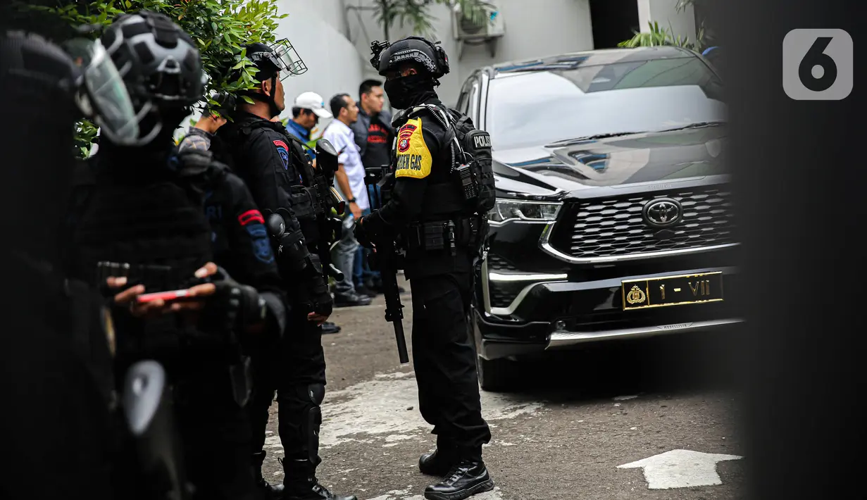 Kapolres Metro Jakarta Pusat Kombes Pol Komarudin menjelaskan penyidik menemukan barang bukti sepucuk pistol. Sedangkan pelaku penembakan dipastikan meninggal dunia. (Liputan6.com/Faizal Fanani)
