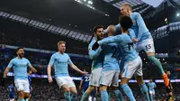 Pemain Manchester City memeluk Bernardo Silva saat merayakan seleberasi gol ke gawang Chelsea dalam pertandingan Liga Inggris di Stadion Etihad, Manchester (4/3). Gol Man City dicetak oleh Bernardo Silva pada menit ke-46. (AFP Photo / Anthony Devlin)