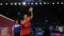 Pebulutangkis tunggal putra Indonesia, Ihsan Maulana mengangkat tangan usai mengalahkan pemain Perancis, Brice Leverdez di penyisihan BCA Indonesia Open 2016, Jakarta, Rabu (1/6/2016). Ihsan unggul 21-11, 21-14. (Liputan6.com/Helmi Fithriansyah)