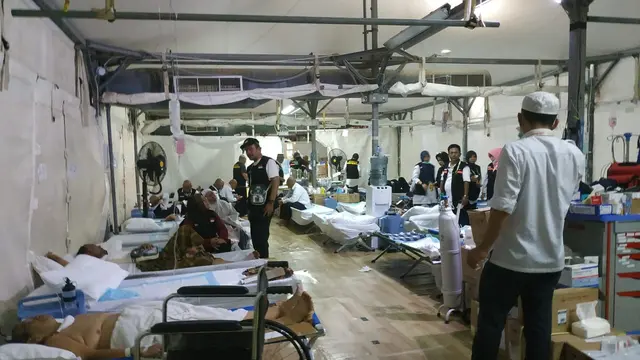 Jemaah haji tengah dirawat di Klinik Kesehatan Haji Indonesia (KKHI) di Mina. Liputan6.com/Nurmayanti