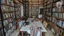 Sejumlah orang membaca buku koleksi perpustakaan Baca Di Tebet di Tebet, Jakarta Selatan, Minggu (29/5/2022). Perpustakaan Baca Di Tebet yang didirikan pada Februari lalu menjadi alternatif bagi warga yang membutuhkan ruang literasi dan diskusi dengan suasana nyaman sekaligus meningkatkan minat baca bagi generasi milenial yang dilengkapi sekitar 25.000 buku. (merdeka.com/Iqbal S Nugroho)