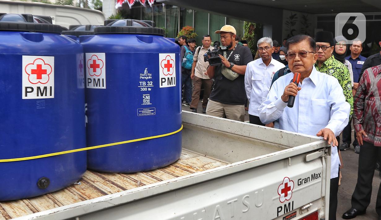 Ketua Umum Palang Merah Indonesia Muhammad Jusuf Kalla memeriksa mobil tangki air bersih di halaman kantor PMI Pusat di Jakarta, Senin (14/8/2023). (Liputan6.com/Angga Yuniar)