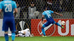 Pemain Arsenal, Theo Walcott mencetak gol pembuka dalam lanjutan fase Grup H Liga Europa 2017/18 melawan klub Belarusia, BATE Borisov di Borisov Arena, Kamis (28/9). Dua gol Theo Walcott mewarnai kemenangan The Gunners 4-2. (AP/Sergei Grits)