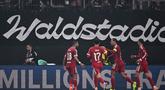Bek Liverpool asal Belanda, Virgil van Dijk (kedua dari kanan) merayakan golnya pada matchday 3 Liga Champions 2025/2026 melawan Eintracht Frankfurt di Stadion Deutsche Bank Park, Frankfurt, Jerman, pada Rabu 22 Oktober 2025 waktu setempat atau Kamis (23/10/2025) dini hari WIB. (Kirill KUDRYAVTSEV/AFP)