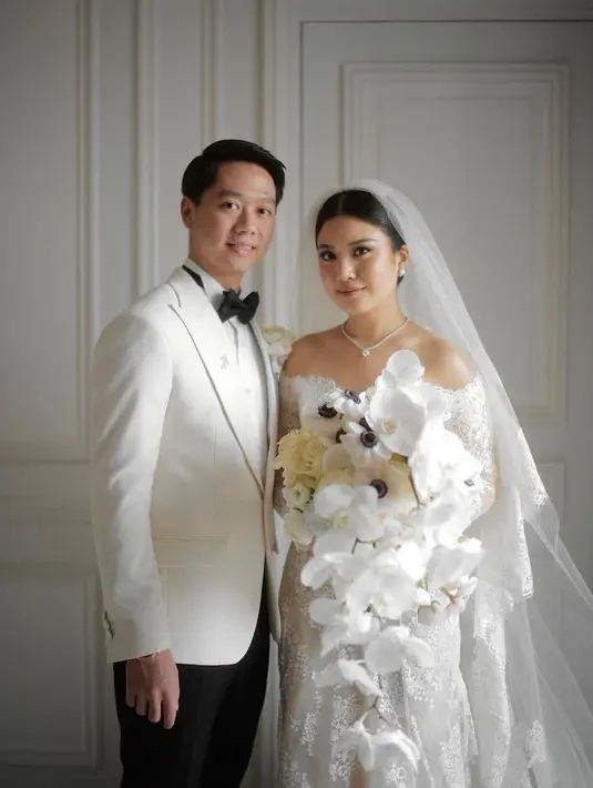 Gaun  berpotongan off shoulder rancangan desainer Zuhair Murad tampak memeluk tubuh Valencia dengan sempurna. [Foto: IG/morden.co].